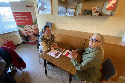 Juristin Sigrid Jahr (re.) berät ein Mitglied.