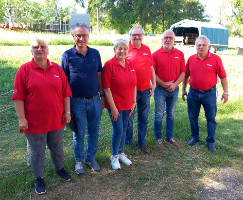 Gruppenbild mit sechs Personen auf einer Wiese