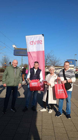 eine Gruppe Leute mit SoVD-Taschen.