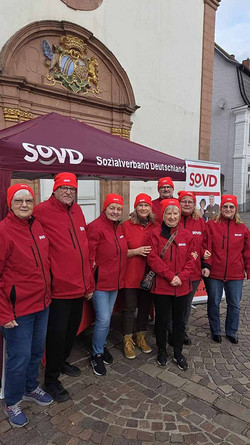 Eine Gruppe Menschen in SoVD-Rot gekleidet.