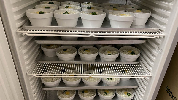 Ein Kühlschrank voller Salatschüsseln