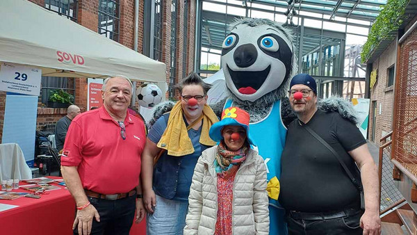 Volker Lieblang mit Clownstruppe.