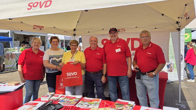 SoVD-Stand mit zwei Besucherinnen