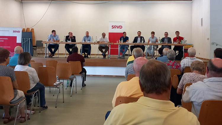 Diskussionspodium und Publikum