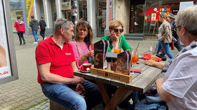 Reisegruppe am Tisch