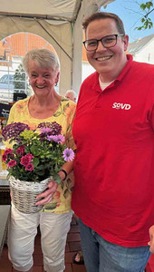 Ursula Klöffer erhielt für 30 Jahre im SoVD Blumen vom Landesschatzmeister Thorsten Greiner.