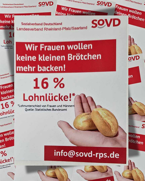 Ein Plakat mit der Aufschrift "Wir Frauen wollen keine kleinen Brötchen mehr backen!"
