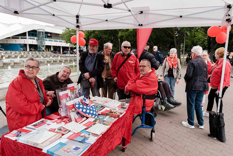 Mehrere Menschen an einem Stand mit Materialien des SoVD. 