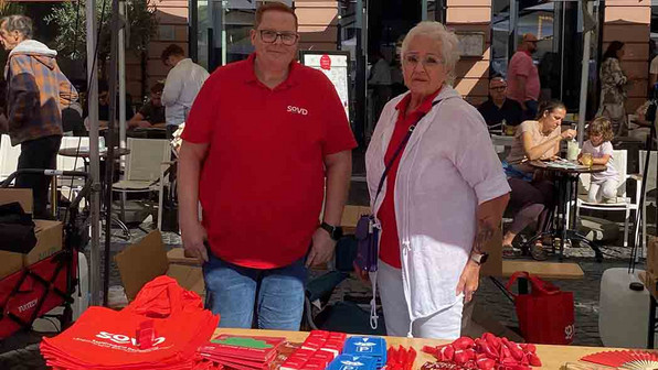 Martina Serowi und Thorsten Greiner am SoVD-Stand.