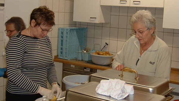 Fleißige Helferinnen bei der Zubereitung.