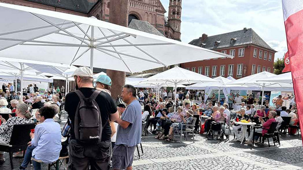 Infostände und Menschen 
