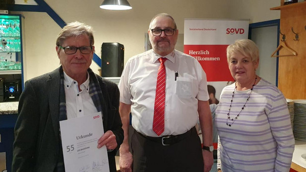 Rochus Hauck und Monika Six ehren Leo Badziong (li.) für 55 Jahre im SoVD.