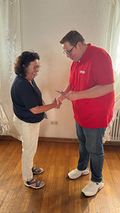 Landesschatzmeister Thorsten Greiner gratuliert Bettina Beyerle zu 20 Jahren Mitgliedschaft