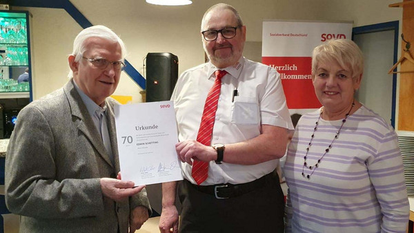 Rochus Hauck und Monika Six ehren Edwin Schetting (li.) für 70 Jahre im SoVD.