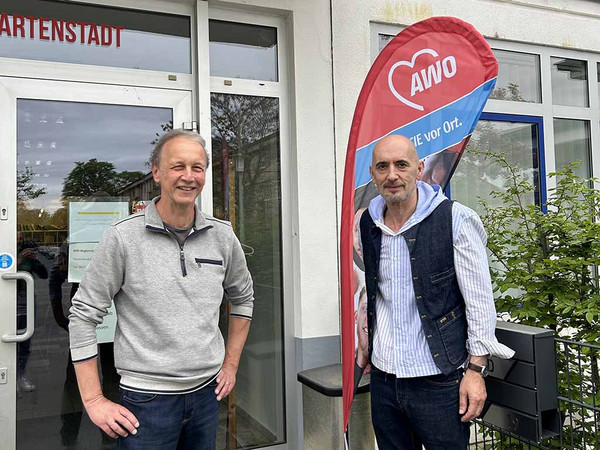 Ralf Geckler und Roland Brugger vor dem Eingang.