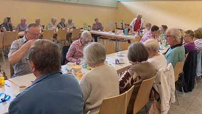 Menschen an Tischen beim essen.