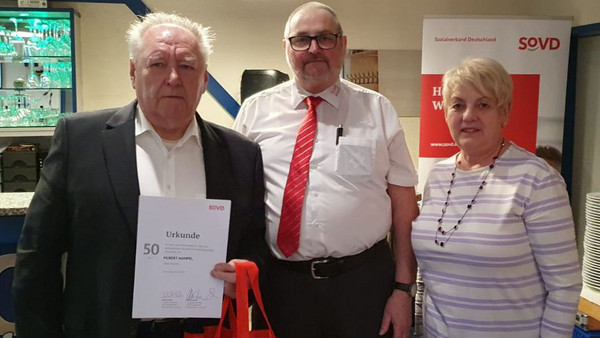 Rochus Hauck und Monika Six ehren Hubert Hampel (li.) für 50 Jahre im SoVD.
