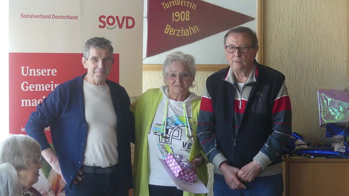 V. li.: Norbert Weber, Martina Serowi und ein Mitglied.