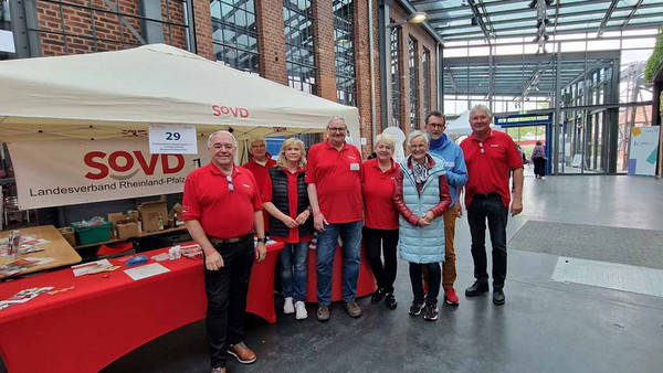 V. li.: Volker Lieblang, Erika Abel, Nicole Feller, Rochus Hauck, Monika Six, Dunja Sauer, Reinhold Jost und Frank Fuchs.