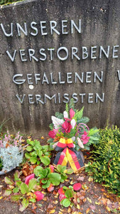 Grabstein mit Trauerkranz