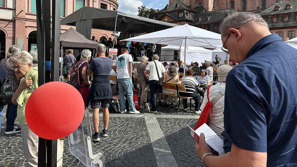 Platz mit Menschen und Infoständen.