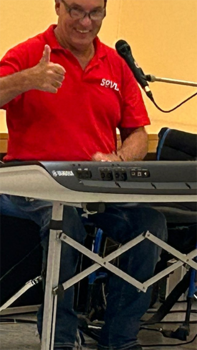 Mann steht am DJ-Pult