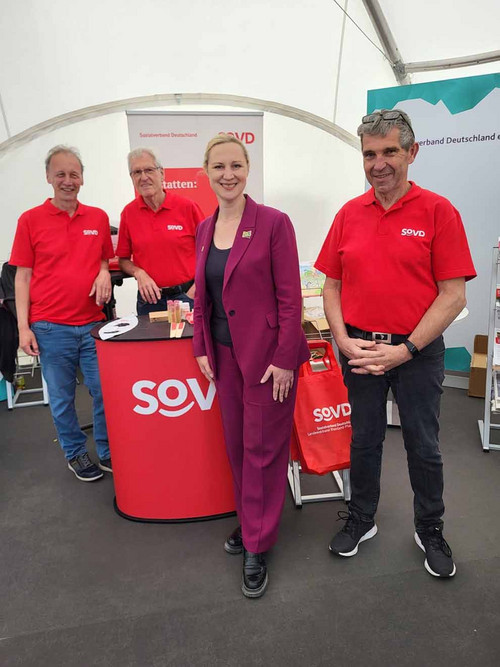 Vier Personen, eine davon die rheinland-pfälzische Sozialministerin Dörte Schall, in einem Infozelt. 