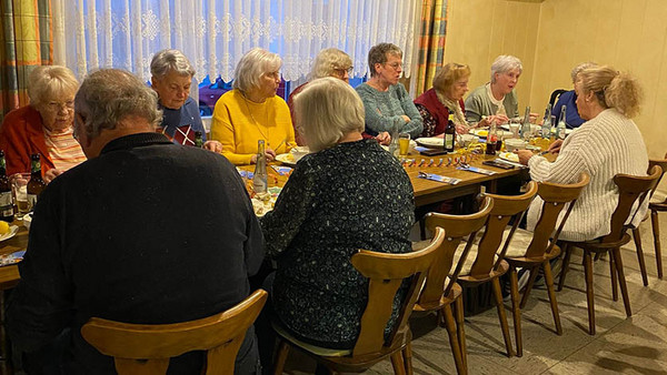 Viele Mitglieder des Ortsverbandes Berzhahn sitzen am Tisch beim Heringsessen