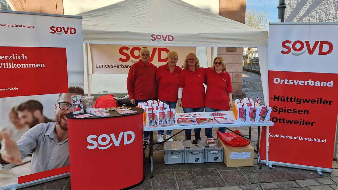 Vier Frauen an einem Infostand des SoVD. 
