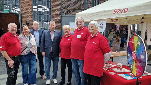 V. li.: Volker Lieblang, Kerstin Schikora, Stefan Schmitt, Magnus Jung, Monika Six, Rochus Hauck und Erika Abel.
