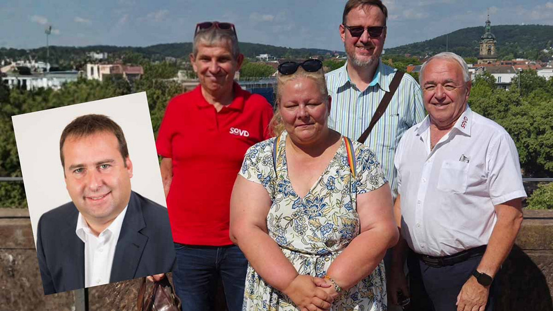 Fünf Personen vor einem Landschaftspanorama