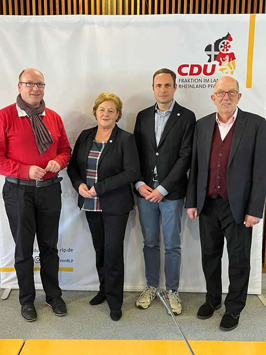 Von links: Lars Rieger (CDU), Michaela Engelmeier, Christian Dirb (beide SoVD) und Michael Wäschenbach (CDU)