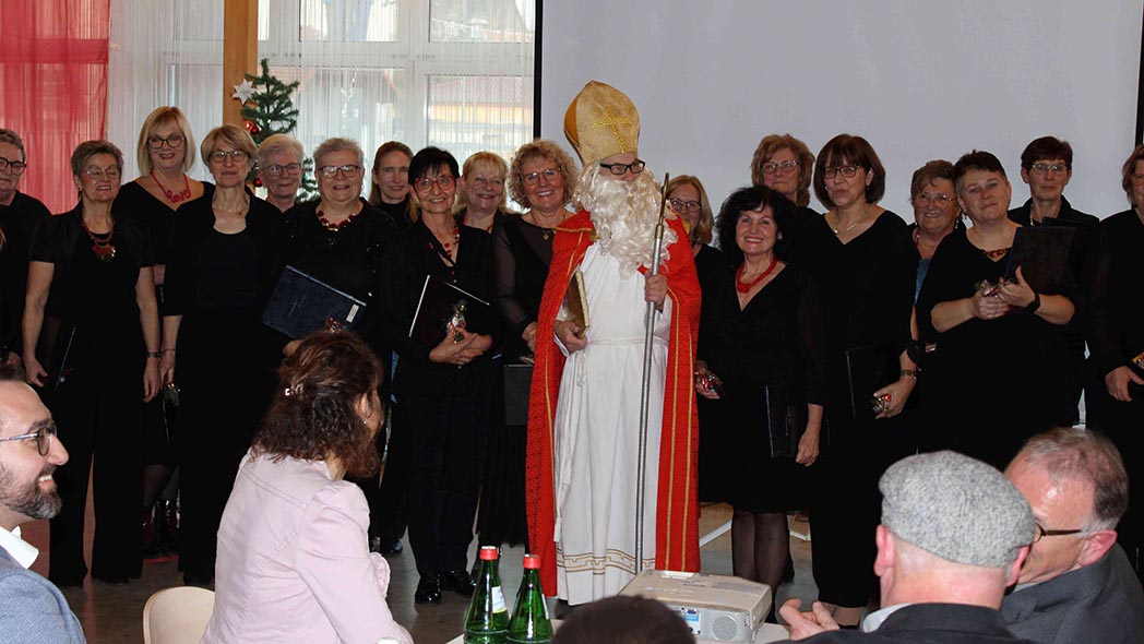 Gesangschor mit Nikolaus auf der Bühne.