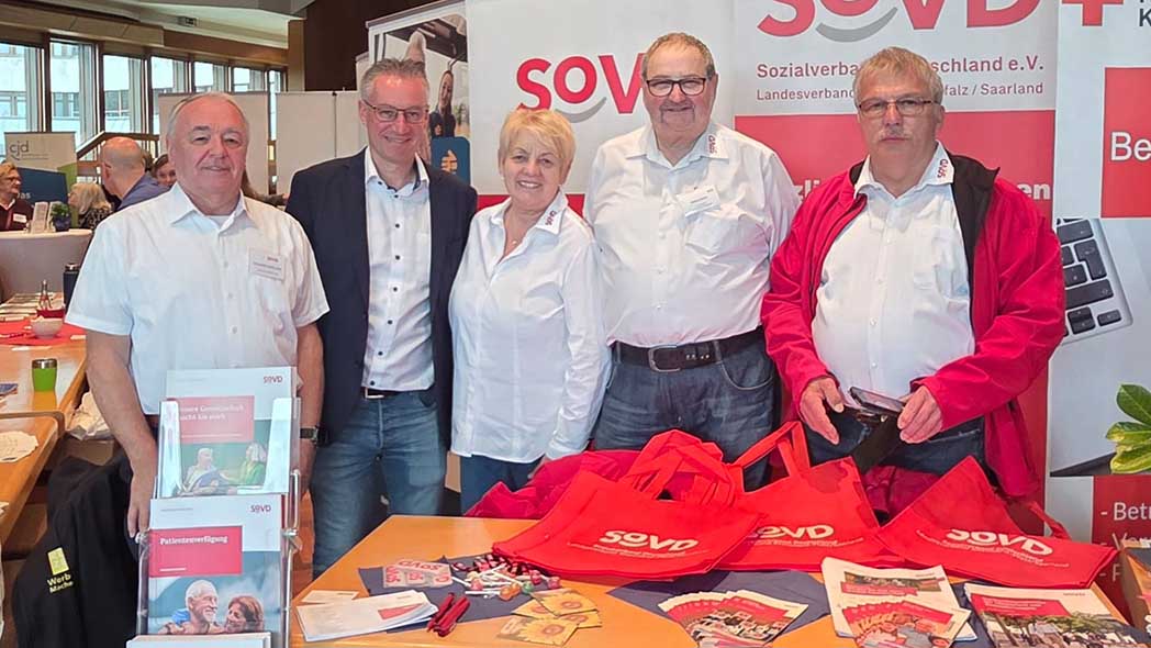 Vier Männer und eine Frau am SoVD-Stand.