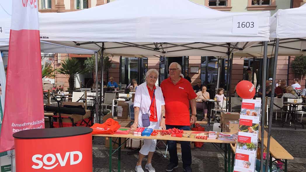 Ehepaar Serowi am SoVD-Infostand.