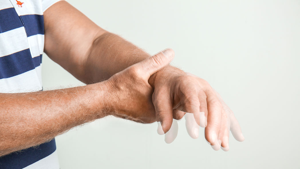 Eine Hand steht die andere, zitternde Hand