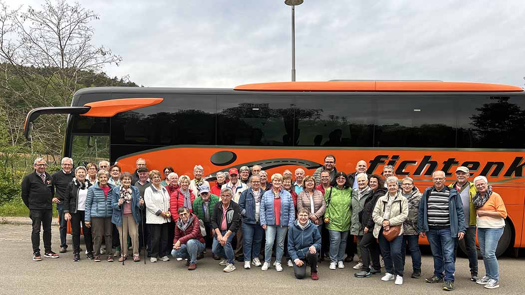 Große Gruppe vor einem Bus