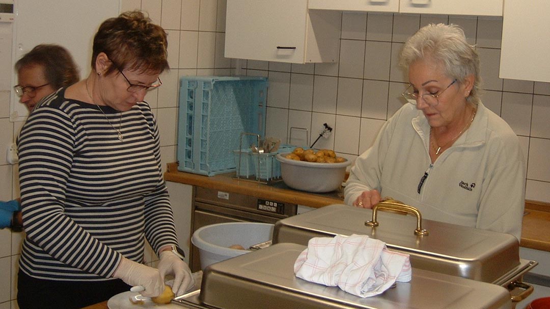 Vorsitzende Martina Serowi (re.) mit Helferin.