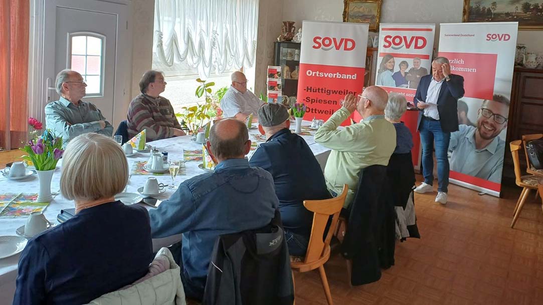 Menschen sitzen am Tisch